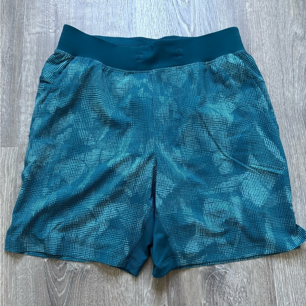 Lululemon Men’s Lined Blue Camo Shorts Size S